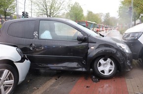 Kreispolizeibehörde Herford: POL-HF: Verkehrsunfall im Kreuzungsbereich - Zwei Leichtverletzte