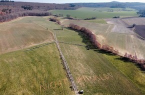 Pro Märchenland e.V.: Nicht im Wald! Waldschützer formen gigantisches Windrad / Hessens größtes Windindustriegebiet soll im 1000-jährigen Reinhardswald errichtet werden