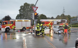 Kreispolizeibehörde Herford: POL-HF: Verkehrsunfall mit Personenschaden - 
Junger Fahrer verursacht Zusammenstoß