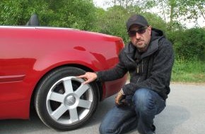 Kabel Eins: Oben ohne & gut in Schuss: Alex Wesselsky hilft beim Cabrio-Kauf - in "Auto gebraucht!" am Samstag um 17.55 Uhr bei kabel eins (mit Bild)