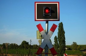Bundespolizeiinspektion Kassel: BPOL-KS: Unfall am Bahnübergang - Rentner übersieht Bahnschranke und Rotlicht