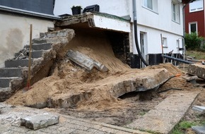 Freiwillige Feuerwehr Hambühren: FW Hambühren: Dramatischer Rettungseinsatz gelingt: Mann wird von umstürzender Mauer begraben und muss von Feuerwehr aus Trümmern befreit werden