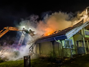 FW L&uuml;chow-Dannenberg: +++ Einsatzreiche Silvesternacht f&uuml;r die Feuerwehren in L&uuml;chow-Dannenberg +++ Wohnh&auml;user in Gefahr +++ Wohnhaus in Zernien unbewohnbar +++ Feuerwehr bis in die Mittagsstunden im Einsatz +++