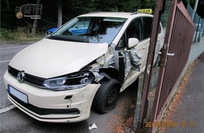 Polizeipräsidium Westpfalz: POL-PPWP: Taxi gegen Mauer und Laterne gesetzt