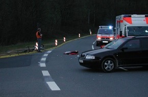 Polizeiinspektion Hameln-Pyrmont/Holzminden: POL-HOL: Landesstraße 484 / Landesstraße 462: Wieder schwerer Unfall auf der "Krankenwegskreuzung" - 37jähriger Radrennfahrer lebensgefährlich verletzt -