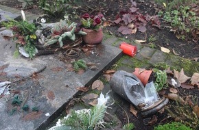 Kreispolizeibehörde Viersen: POL-VIE: Viersen-Bockert: Unbekannte beschädigen Gräber mit einem Auto