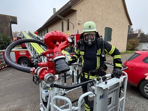 KFV Bodenseekreis: Großer Feuerwehreinsatz wegen Schwelbrand in Wiggenweiler
