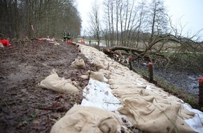 Kreisfeuerwehr Oldenburg: FW-OLL: Hochwasser in Sandkrug - Wasserstand im Barneführerholz erreicht Scheitelpunkt - Deich wird weiter gesichert