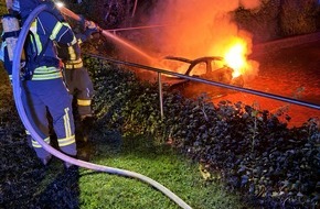 Kreisfeuerwehr Rotenburg (W&uuml;mme): FW-ROW: Elektrofahrzeug brennt in Zeven vollst&auml;ndig aus