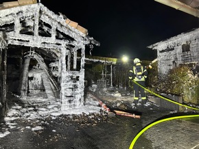 FW-OE: Gartenlaubenbrand in Obervalbert - Feuerwehr verhindert Ausbreitung auf Dachstuhl eines Wohnhauses