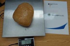 Bundespolizeidirektion Sankt Augustin: BPOL NRW: Fahndungserfolg im Rahmen der Grenzkontrollen: 1 Kilogramm Heroin im Wert von über 40.000 EUR auf der Autobahn 3 festgestellt