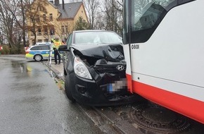 Polizei Bochum: POL-BO: Auto kommt von Straße ab und prallt in haltenden Linienbus - Vier Verletzte