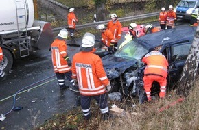 Polizeiinspektion Hildesheim: POL-HI: Verkehrsunfall  - Pkw-Fahrerin wird nach Frontalzusammenstoß mit einem LKW in ihrem Pkw eingeklemmt