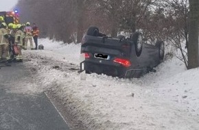 Polizeiinspektion Wilhelmshaven/Friesland: POL-WHV: Verkehrsunfall mit zwei leicht verletzten Personen