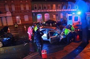 Feuerwehr Essen: FW-E: Verkehrsunfall mit zwei beteiligten PKW, zwei verletzte Personen