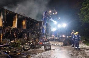 Feuerwehr Grevenbroich: FW Grevenbroich: Folgemeldung Gro&szlig;brand Grevenbroich: Brand gegen 2:30 Uhr weitgehend gel&ouml;scht, Brandwache bleibt noch bis Freitagabend vor Ort.