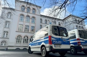 Zentrale Polizeidirektion Niedersachsen: ZPD: Training für den Ernstfall / Bonifatius- Grundschule in Hannover als Übungsobjekt für die Bereitschaftspolizei