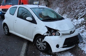 Polizei Rheinisch-Bergischer Kreis: POL-RBK: Kürten - junge Autofahrerin überschlägt sich mit ihrem Toyota