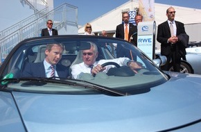 innogy eMobility Solutions: Innenminister des Landes Baden-Württemberg besucht RWE Stand am Maimarkt in Mannheim