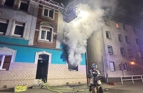 Feuerwehr Essen: FW-E: Kritischer Wohnungsbrand in Essen-Altenessen - 14 Menschen gerettet