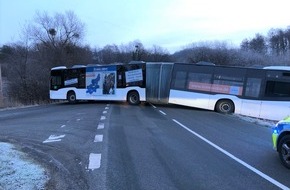 Polizei Minden-Lübbecke: POL-MI: Gelenkbus rutscht in den Graben