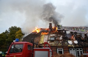 Kreisfeuerwehrverband Rendsburg-Eckernförde: FW-RD: Abschlussmeldung Feuer in Osdorf,19.10.2020 15:16 Uhr Feuer zerstört Reetdachhaus in Osdorf