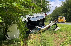 Kreispolizeibehörde Höxter: POL-HX: Feuerwehr schneidet eingeklemmte Fahrerin aus dem Auto