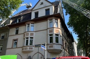 Feuerwehr Essen: FW-E: Gaskartusche explodiert auf Balkon - Brand greift auf Dachstuhl über, Feuerwehr verhindert Brandausbreitung, niemand verletzt