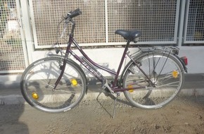 Polizeiinspektion Göttingen: POL-GÖ: (391/2025) Unklare Lage nach Alarmauslösung in Volksbank - Unbekannte männliche Person flüchtet. Hinweise zu zurückgelassenem Fahrrad und Sackkarre erbeten