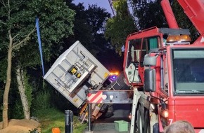 Polizeiinspektion Cuxhaven: POL-CUX: Landwirtschaftliches Gespann verunfallt - 20 Tonnen Roggen ergießen sich in den Seitenraum - Stundenlange Vollsperrung (Lichtbild in der Anlage)