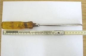 Polizeiinspektion Nienburg / Schaumburg: POL-NI: Wohnhauseinbruch - Täter lässt Einbruchswerkzeug zurück  -Bild im Download-