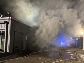 FW-AUR: Gastronomie-Küche wird Raub der Flammen