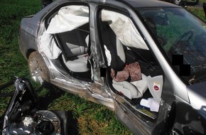 Polizei Düren: POL-DN: Feuerwehr musste Fahrzeuginsassen befreien