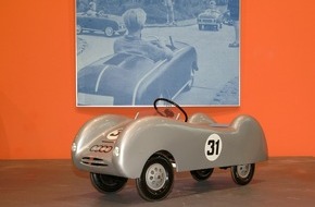 Audi AG: museum mobile im Audi Forum Ingolstadt: Neue Wechselausstellung / "Bewegte Kindheit" - Tretautomobile aus den vergangenen 100 Jahren