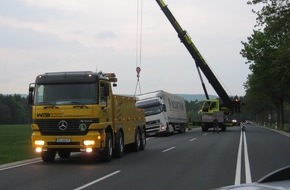 Polizeiinspektion Hameln-Pyrmont/Holzminden: POL-HOL: Serie der LKW-Unfälle nimmt kein Ende /  Autokran stellt den Sattelzug auf die B 64 zurück