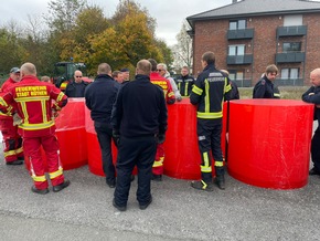 FW Kreis Soest: Nach dem Hochwasser ist vor dem Hochwasser / Einsatzkräfte aus dem Kreis Soest trainieren mit mobilem Schutzsystem AQUARIWA(©)