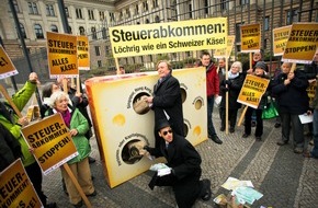 Campact e.V.: Steuerabkommen: SPD-Länder legen sich auf Nein fest / Bündnis begrüßt klare Festlegung / Protest vor dem Bundesrat mit großem Käsestück / "Abkommen ist löchrig wie ein Schweizer Käse" (BILD)