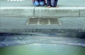 Association Suisse des Gardes-Pêche: EIN ABDRUCK IM GUSSEISEN / EIN FISCH AUF EINEM GITTER - "Unter jedem Ablaufgitter verbirgt sich ein Fluss" (Bild/Dokument)