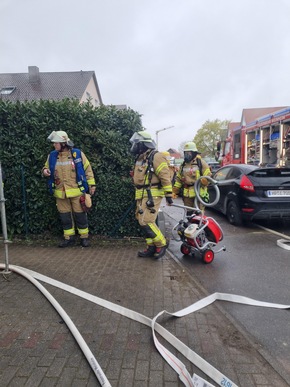 FW Weinheim: Realit&auml;tsnahe Einsatz&uuml;bung in L&uuml;tzelsachsen. Feuerwehr trainiert Brandeinsatz in Mehrparteienhaus