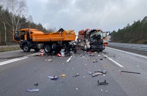 Polizeidirektion Kaiserslautern: POL-PDKL: LKW auf Absicherungsfahrzeug der Autobahnmeisterei gekracht / Fahrer im Fahrzeug eingeklemmt
