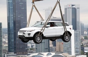 Jaguar Land Rover Deutschland GmbH - Presse Land Rover: RANGE ROVER EVOQUE schwebt über den Dächern der Mainmetropole Spektakuläre Aktion in Frankfurt im Vorfeld der IAA (mit Bild)