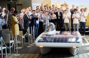 Huawei Technologies Deutschland GmbH: Bundesumweltministerin Dr. Barbara Hendricks verabschiedet Huawei Sonnenwagen zum Rennen nach Australien