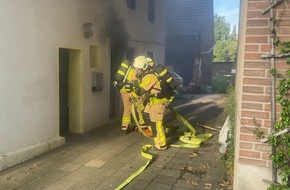 Feuerwehr Grevenbroich: FW Grevenbroich: Feuer in Elsen - Feuerwehr verhindert &Uuml;bergreifen auf Wohnhaus