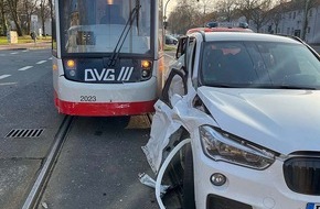 Polizei Duisburg: POL-DU: Aldenrade: BMW kollidiert mit Stra&szlig;enbahn