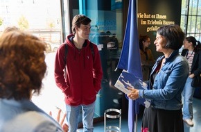Europäische Kommission: Millionster Gast im EU-Erlebniszentrum am Brandenburger Tor in Berlin