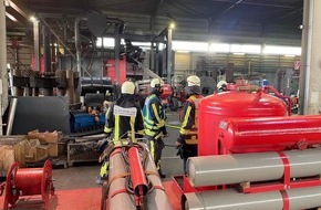 Feuerwehr Bochum: FW-BO: Brand in einem Härtereibetrieb in Riemke