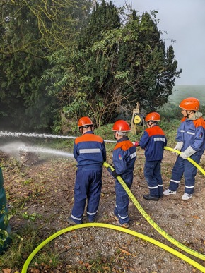 FW Beverungen: Erfolgreicher Berufsfeuerwehrtag der Jugendfeuerwehr Herstelle