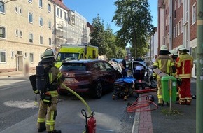 Feuerwehr Bremerhaven: FW Bremerhaven: Feuerwehr Bremerhaven befreit eingeschlossene Person nach Verkehrsunfall