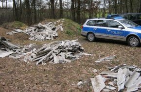 Polizeiinspektion Nienburg / Schaumburg: POL-NI: Illegal Dachplatten im Wald entsorgt - Polizei hofft auf Zeugen