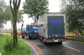 Polizeiinspektion Hildesheim: POL-HI: Verkehrsunfall mit 2 verletzten LKW-Fahrern und hohem Sachschaden